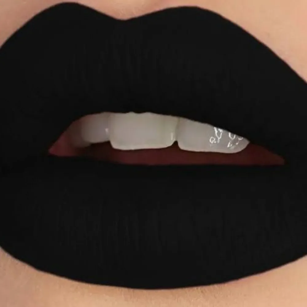 Revolution Beauty Ghostin Black Velvet Lip Set